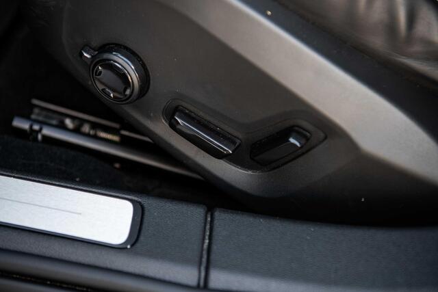 Volvo V60 2.0 T6 Plug-in hybrid AWD Plus Dark | Long range | Panorama dak | Adaptieve cruise control | Elektrisch verstelbare voorstoelen | Stoel/stuur verwarming | Blis |