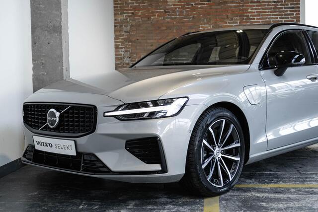 Volvo V60 T6 Automaat Plug-in hybrid AWD Plus Dark | Panoramadak| Premium audio by Harman en Kardon| Interieur Voorverwarming|Rondomzicht Camera| Semi electrische Trekhaak| Verwarmbare Voorstoelen/Achterbank en Stuurwiel.