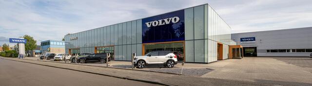Volvo V60 B3 Essential Edition - IntelliSafe Assist & Surround - Parkeercamera achter - Verwarmde voorstoelen, stuur & achterbank - Parkeersensoren voor & achter - Draadloze tel. lader - Elektr. inklapbare trekhaak - 18' LMV