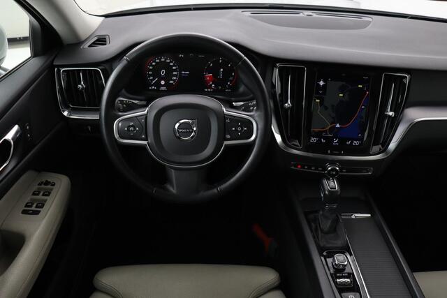 Volvo V60 2.0 D4 MomentPro | Leder | Trekhaak | Stoelverwarming | Adaptive cruise | Carplay | Navigatie | DAB | Camera | Full LED | Climate control