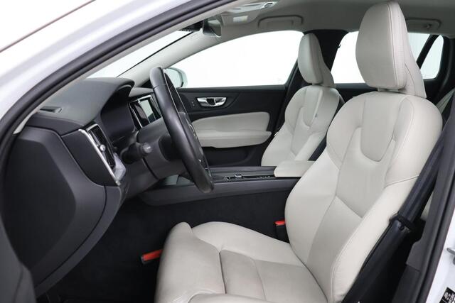 Volvo V60 2.0 D4 MomentPro | Leder | Trekhaak | Stoelverwarming | Adaptive cruise | Carplay | Navigatie | DAB | Camera | Full LED | Climate control