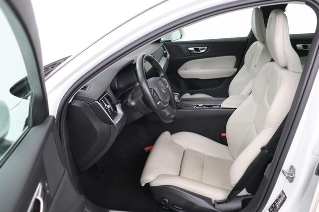 Volvo V60 2.0 D4 MomentPro | Leder | Trekhaak | Stoelverwarming | Adaptive cruise | Carplay | Navigatie | DAB | Camera | Full LED | Climate control