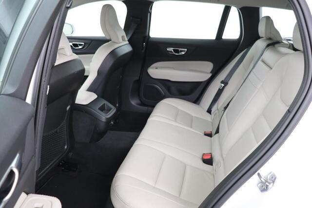 Volvo V60 2.0 D4 MomentPro | Leder | Trekhaak | Stoelverwarming | Adaptive cruise | Carplay | Navigatie | DAB | Camera | Full LED | Climate control