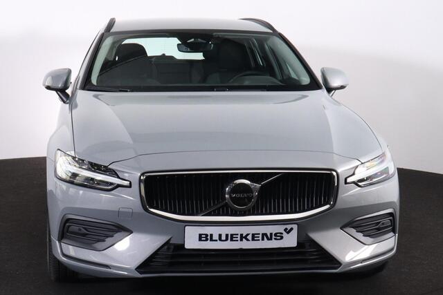 Volvo V60 B3 Essential Edition - IntelliSafe Assist & Surround - Parkeercamera achter - Verwarmde voorstoelen, stuur & achterbank - Parkeersensoren voor & achter - Draadloze tel. lader - Elektr. inklapbare trekhaak - 18' LMV