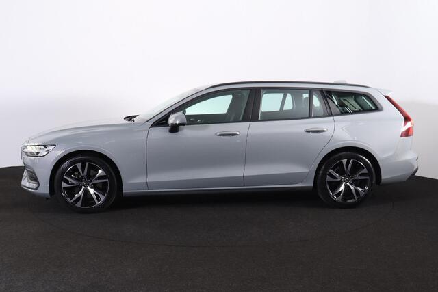 Volvo V60 B3 Essential Edition - IntelliSafe Assist & Surround - Parkeercamera achter - Verwarmde voorstoelen, stuur & achterbank - Parkeersensoren voor & achter - Draadloze tel. lader - Elektr. inklapbare trekhaak - 18' LMV