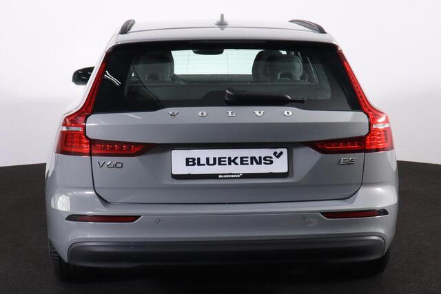 Volvo V60 B3 Essential Edition - IntelliSafe Assist & Surround - Parkeercamera achter - Verwarmde voorstoelen, stuur & achterbank - Parkeersensoren voor & achter - Draadloze tel. lader - Elektr. inklapbare trekhaak - 18' LMV