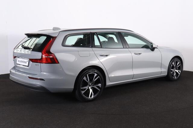 Volvo V60 B3 Essential Edition - IntelliSafe Assist & Surround - Parkeercamera achter - Verwarmde voorstoelen, stuur & achterbank - Parkeersensoren voor & achter - Draadloze tel. lader - Elektr. inklapbare trekhaak - 18' LMV