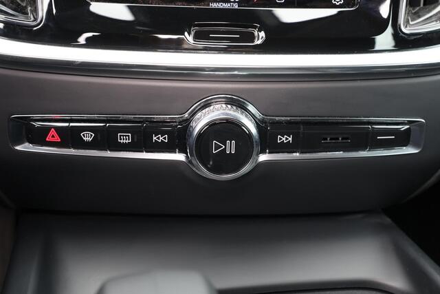 Volvo V60 B3 Essential Edition - IntelliSafe Assist & Surround - Parkeercamera achter - Verwarmde voorstoelen, stuur & achterbank - Parkeersensoren voor & achter - Draadloze tel. lader - Elektr. inklapbare trekhaak - 18' LMV