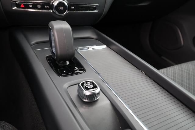 Volvo V60 B3 Essential Edition - IntelliSafe Assist & Surround - Parkeercamera achter - Verwarmde voorstoelen, stuur & achterbank - Parkeersensoren voor & achter - Draadloze tel. lader - Elektr. inklapbare trekhaak - 18' LMV