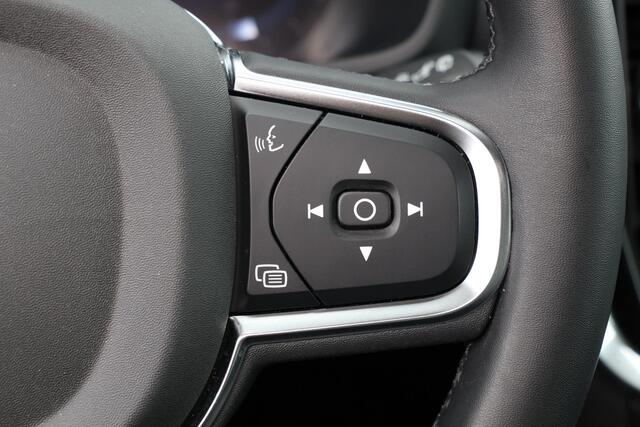 Volvo V60 B3 Essential Edition - IntelliSafe Assist & Surround - Parkeercamera achter - Verwarmde voorstoelen, stuur & achterbank - Parkeersensoren voor & achter - Draadloze tel. lader - Elektr. inklapbare trekhaak - 18' LMV