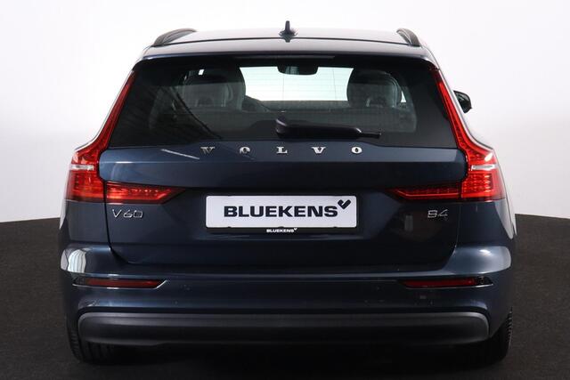 Volvo V60 B4 Essential - IntelliSafe Assist & Surround - Parkeercamera achter - Verwarmde voorstoelen, stuur & achterbank - Parkeersensoren voor & achter - Draadloze tel. lader - Elektr. verstelbare lendesteunen - 17' LMV
