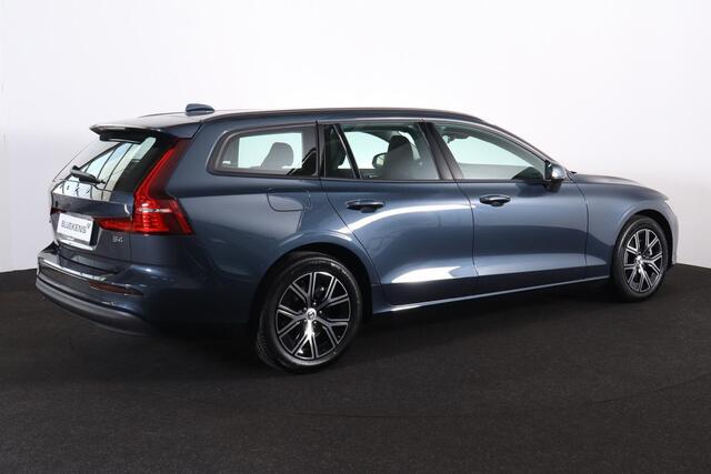 Volvo V60 B4 Essential - IntelliSafe Assist & Surround - Parkeercamera achter - Verwarmde voorstoelen, stuur & achterbank - Parkeersensoren voor & achter - Draadloze tel. lader - Elektr. verstelbare lendesteunen - 17' LMV