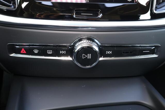 Volvo V60 B4 Essential - IntelliSafe Assist & Surround - Parkeercamera achter - Verwarmde voorstoelen, stuur & achterbank - Parkeersensoren voor & achter - Draadloze tel. lader - Elektr. verstelbare lendesteunen - 17' LMV