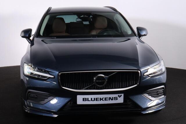 Volvo V60 B4 Essential Edition - Styling pack - Lederen bekleding - Parkeercamera achter - Parkeersensoren voor & achter - Extra getint glas - Draadloze tel. lader - Cruise control - 19' LMV - Fiscale waarde ¤ 46.880