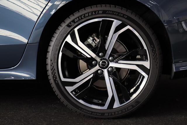 Volvo V60 B4 Essential Edition - Styling pack - Lederen bekleding - Parkeercamera achter - Parkeersensoren voor & achter - Extra getint glas - Draadloze tel. lader - Cruise control - 19' LMV - Fiscale waarde ¤ 46.880