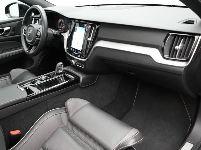 Volvo V60 T8 Recharge AWD R-Design Plug In Hybrid LONG RANGE PHEV | Panodak | Trekhaak af Fabriek | Adaptive Cruise | Lederen Sportstoelen Memory | Camera | Stuur / Stoelverwarming | Apple Carplay | 19"L.M |