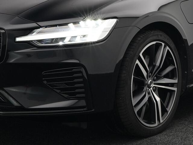 Volvo V60 T8 Recharge AWD R-Design Plug In Hybrid LONG RANGE PHEV | Panodak | Trekhaak af Fabriek | Adaptive Cruise | Lederen Sportstoelen Memory | Camera | Stuur / Stoelverwarming | Apple Carplay | 19"L.M |