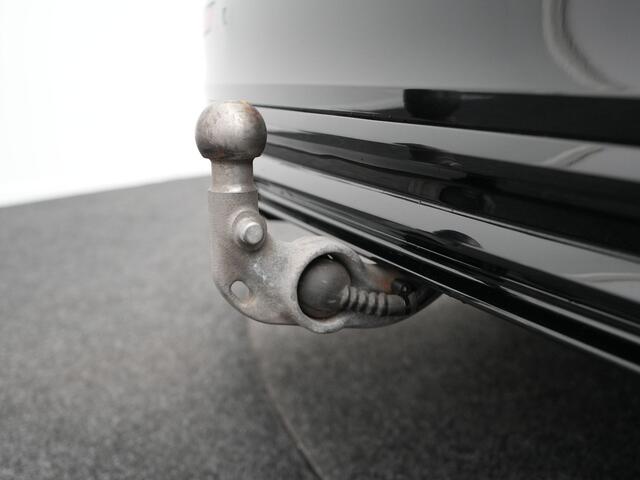 Volvo V60 T8 Recharge AWD R-Design Plug In Hybrid LONG RANGE PHEV | Panodak | Trekhaak af Fabriek | Adaptive Cruise | Lederen Sportstoelen Memory | Camera | Stuur / Stoelverwarming | Apple Carplay | 19"L.M |