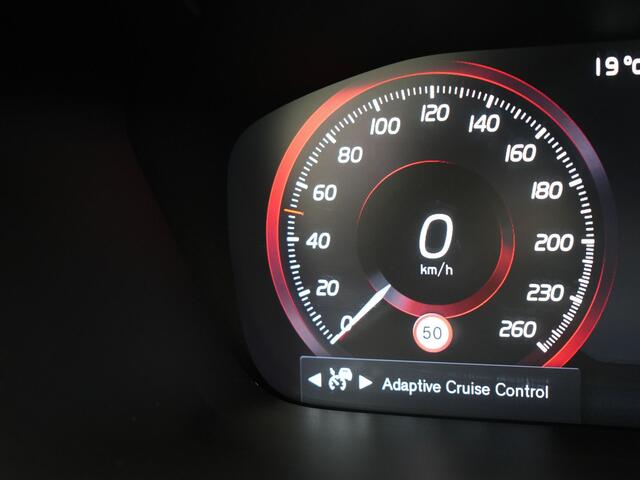 Volvo V60 T8 Recharge AWD R-Design Plug In Hybrid LONG RANGE PHEV | Panodak | Trekhaak af Fabriek | Adaptive Cruise | Lederen Sportstoelen Memory | Camera | Stuur / Stoelverwarming | Apple Carplay | 19"L.M |