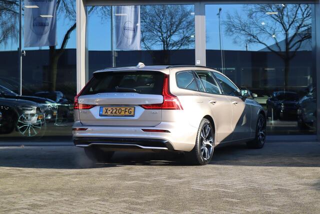 Volvo V60 2.0 B3 Ultimate Dark | Schuif-/ kanteldak| 360* Camera| Keyless Entry| All- Season banden|