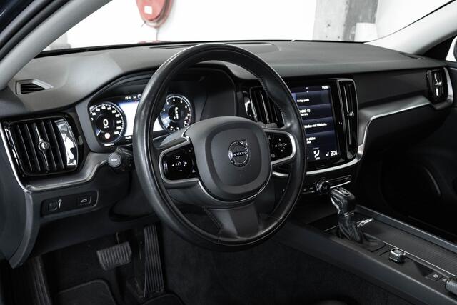 Volvo V60 T5 Aut. Momentum | Dealeronderhouden | Lederen bekleding | Comfortstoelen | Stoelverwarming | 4 seizoenen banden | Parkeercamera | Parkeerverwarming | BLIS | Electrische wegklapbare trekhaak | Stuurwielverwarming | Adaptive cruise control