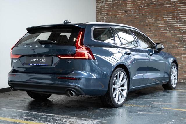 Volvo V60 T5 Aut. Momentum | Dealeronderhouden | Lederen bekleding | Comfortstoelen | Stoelverwarming | 4 seizoenen banden | Parkeercamera | Parkeerverwarming | BLIS | Electrische wegklapbare trekhaak | Stuurwielverwarming | Adaptive cruise control