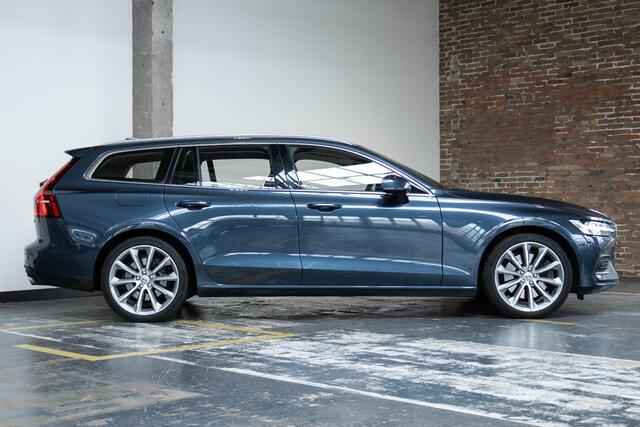 Volvo V60 T5 Aut. Momentum | Dealeronderhouden | Lederen bekleding | Comfortstoelen | Stoelverwarming | 4 seizoenen banden | Parkeercamera | Parkeerverwarming | BLIS | Electrische wegklapbare trekhaak | Stuurwielverwarming | Adaptive cruise control