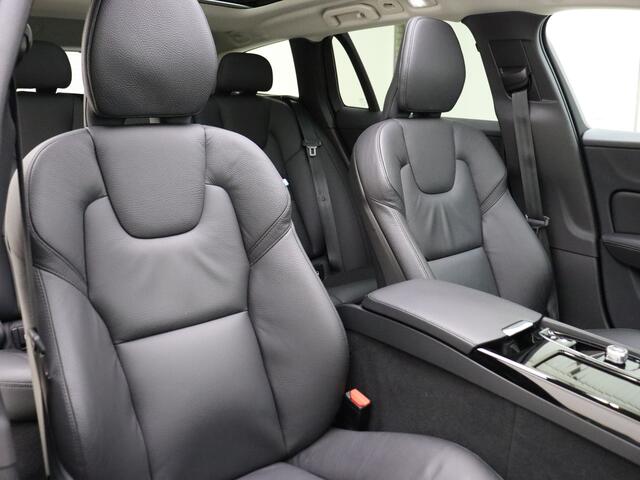 Volvo V60 T6 350PK AWD Ultimate Dark / H&K audio / Panorama dak / HUD / Elek stoelen / Stoel/- en stuurverwarming / BLIS / Trekhaak /