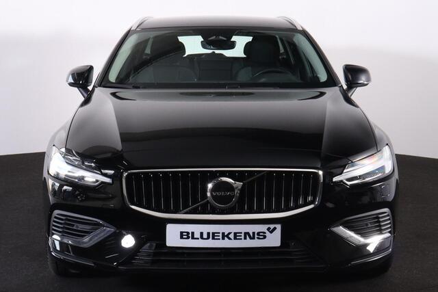 Volvo V60 T6 Recharge AWD Core Bright - LONG RANGE - IntelliSafe Assist & Surround - Parkeercamera achter - Adaptieve LED koplampen - Verwarmde voorstoelen, stuur & achterbank - Parkeersensoren voor & achter - Elektr. inklapbare trekhaak - 19' LMV
