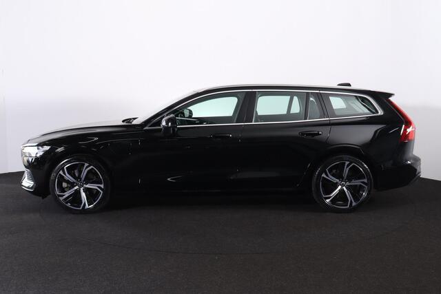 Volvo V60 T6 Recharge AWD Core Bright - LONG RANGE - IntelliSafe Assist & Surround - Parkeercamera achter - Adaptieve LED koplampen - Verwarmde voorstoelen, stuur & achterbank - Parkeersensoren voor & achter - Elektr. inklapbare trekhaak - 19' LMV