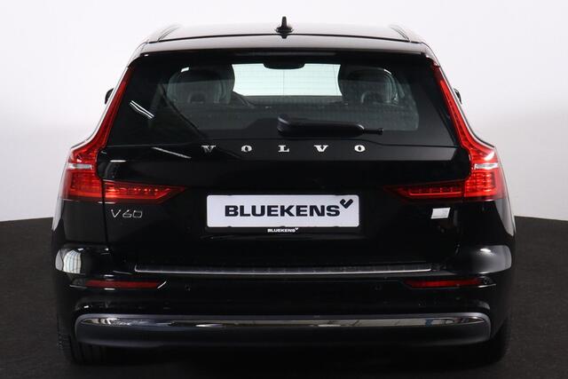 Volvo V60 T6 Recharge AWD Core Bright - LONG RANGE - IntelliSafe Assist & Surround - Parkeercamera achter - Adaptieve LED koplampen - Verwarmde voorstoelen, stuur & achterbank - Parkeersensoren voor & achter - Elektr. inklapbare trekhaak - 19' LMV