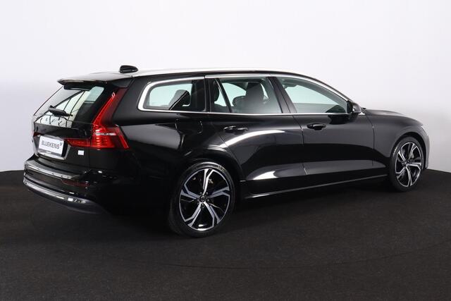 Volvo V60 T6 Recharge AWD Core Bright - LONG RANGE - IntelliSafe Assist & Surround - Parkeercamera achter - Adaptieve LED koplampen - Verwarmde voorstoelen, stuur & achterbank - Parkeersensoren voor & achter - Elektr. inklapbare trekhaak - 19' LMV