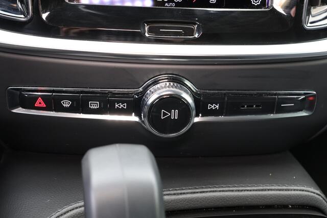 Volvo V60 T6 Recharge AWD Core Bright - LONG RANGE - IntelliSafe Assist & Surround - Parkeercamera achter - Adaptieve LED koplampen - Verwarmde voorstoelen, stuur & achterbank - Parkeersensoren voor & achter - Elektr. inklapbare trekhaak - 19' LMV