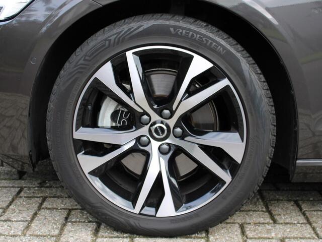 Volvo V60 2.0 B4 Plus Dark Automaat / Leder interieur / Trekhaak / Google Maps Navi