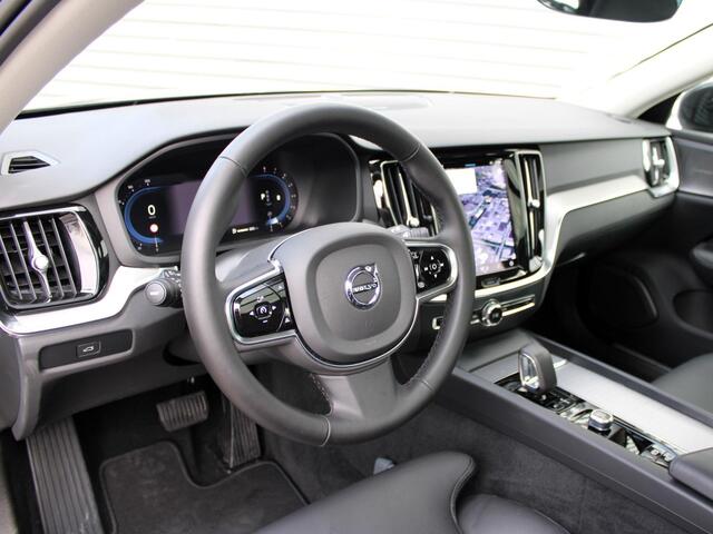 Volvo V60 2.0 B4 Plus Dark Automaat / Leder interieur / Trekhaak / Google Maps Navi