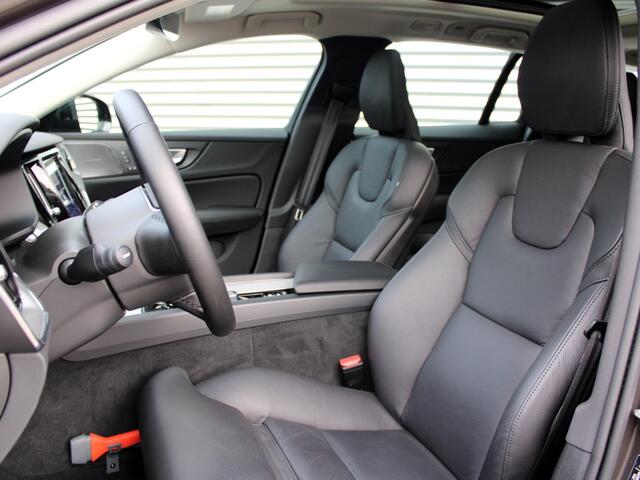 Volvo V60 2.0 B4 Plus Dark Automaat / Leder interieur / Trekhaak / Google Maps Navi