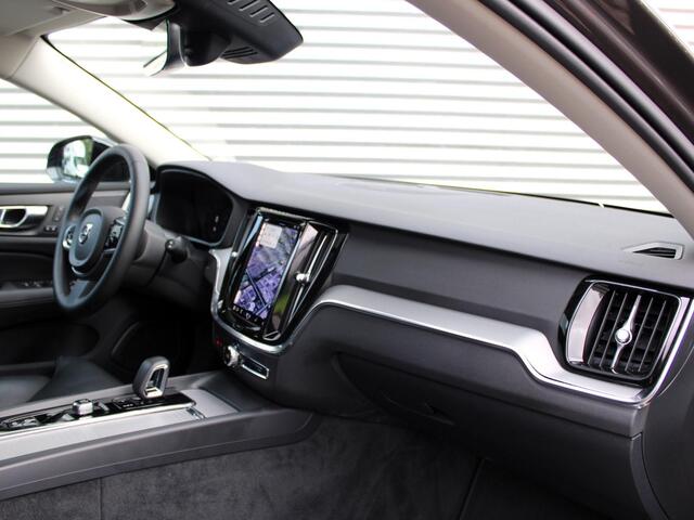 Volvo V60 2.0 B4 Plus Dark Automaat / Leder interieur / Trekhaak / Google Maps Navi