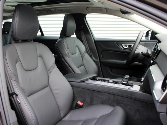 Volvo V60 2.0 B4 Plus Dark Automaat / Leder interieur / Trekhaak / Google Maps Navi