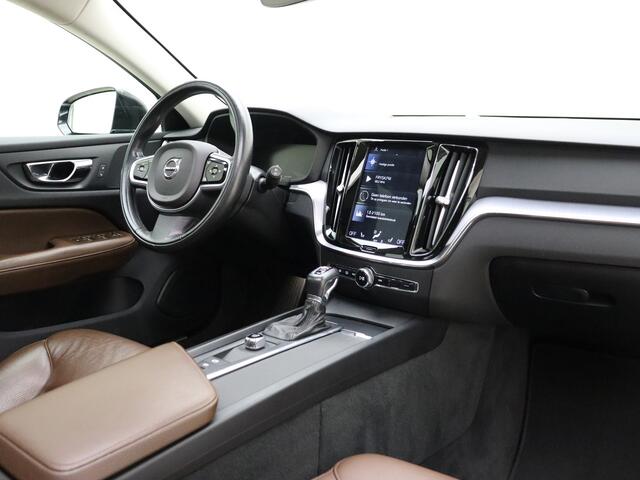 Volvo V60 D4 190pk Automaat Momentum / Head-Up / Panoramadak / Stoel + Stuurw. Verwarming / Leder / Styling Kit / Adapt. Cruise / BLIS / AppleCarPlay / El. Trekhaak /