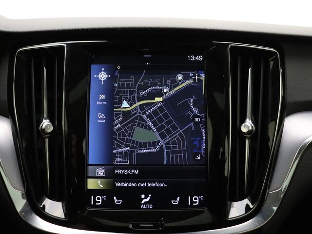 Volvo V60 D4 190pk Automaat Momentum / Head-Up / Panoramadak / Stoel + Stuurw. Verwarming / Leder / Styling Kit / Adapt. Cruise / BLIS / AppleCarPlay / El. Trekhaak /