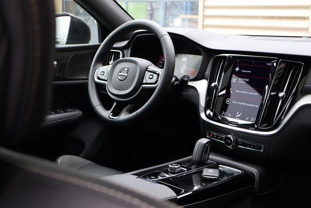 Volvo V60 T6 Recharge AWD R-Design | 20" Polestar velgen | Panoramadak | Pilot Assist