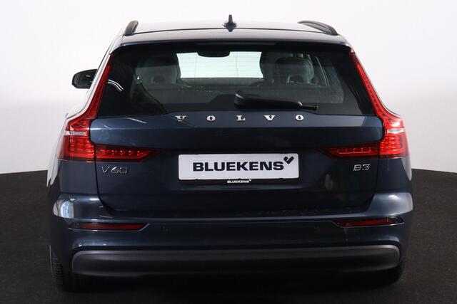 Volvo V60 B3 Essential Edition - IntelliSafe Assist & Surround - Parkeercamera achter - Verwarmde voorstoelen, stuur & achterbank - Parkeersensoren voor & achter - Draadloze tel. lader - Elektr. inklapbare trekhaak - 18' LMV