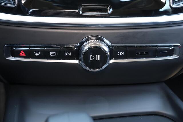 Volvo V60 B3 Essential Edition - IntelliSafe Assist & Surround - Parkeercamera achter - Verwarmde voorstoelen, stuur & achterbank - Parkeersensoren voor & achter - Draadloze tel. lader - Elektr. inklapbare trekhaak - 18' LMV