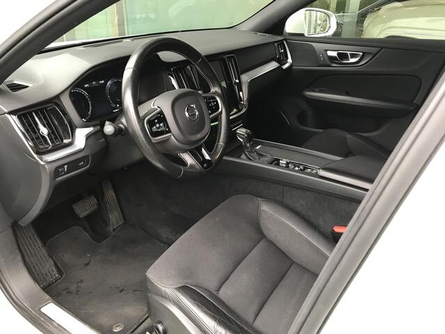 Volvo V60 2.0 D4 Momentum Pro Automaat | Rijklaar incl 12 mnd Bovag | Keyless Trekhaak Navigatie Adaptieve cruise