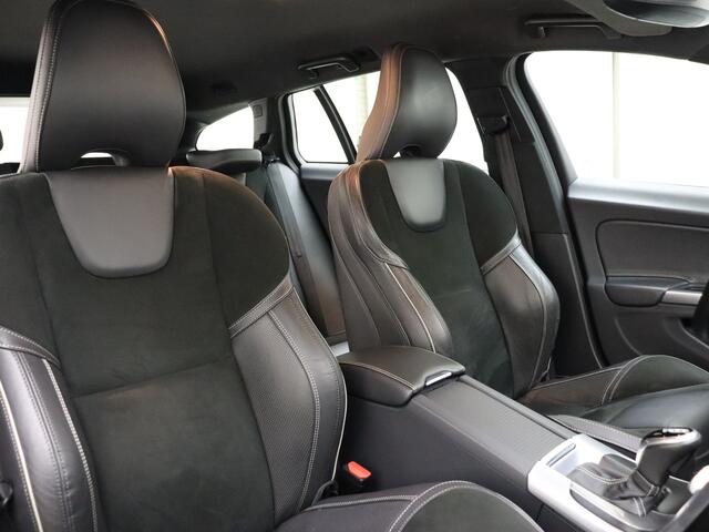 Volvo V60 T3 153pk Automaat Nordic+ Sport / Standkachel / 18'' + All Season banden / Sportstoelen / Stoelverwarming / On Call / Act. Bochtverlichting / Xenon /