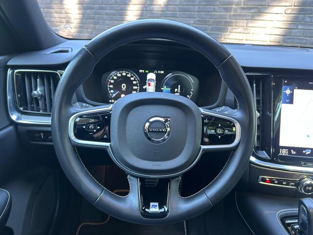 Volvo V60 2.0 T8 Twin Engine AWD R-Design l Pano l Elektrische Trekhaak l Elektrische Klep l NAP