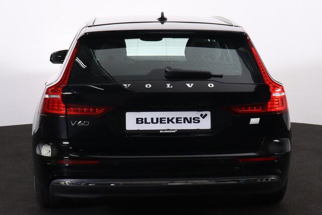 Volvo V60 T6 Recharge AWD Core Bright - LONG RANGE - IntelliSafe Assist & Surround - Adaptieve LED koplampen - Parkeercamera achter - Verwarmde voorstoelen, stuur & achterbank - Parkeersensoren voor & achter - Elektr. inklapbare trekhaak - 18' LMV
