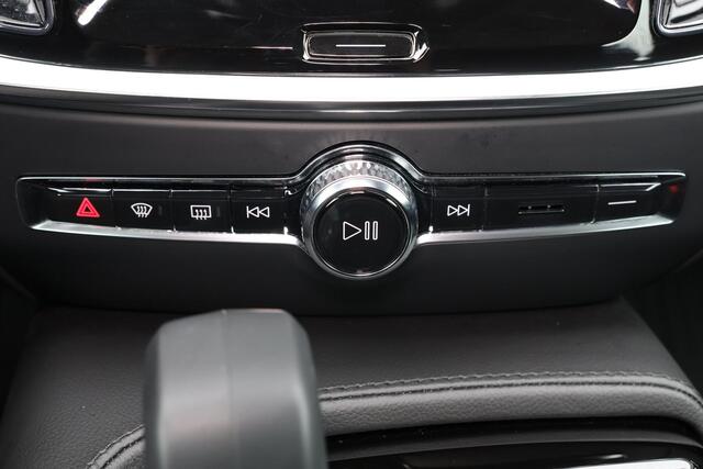 Volvo V60 T6 Recharge AWD Core Bright - LONG RANGE - IntelliSafe Assist & Surround - Adaptieve LED koplampen - Parkeercamera achter - Verwarmde voorstoelen, stuur & achterbank - Parkeersensoren voor & achter - Elektr. inklapbare trekhaak - 18' LMV