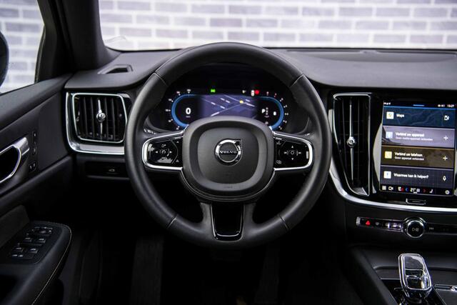 Volvo V60 2.0 B4 Plus Dark | Panorama dak | 19" | Adaptieve cruise control | Elektrisch verstelbare voorstoelen | Stoel/stuur verwarming | Blis |