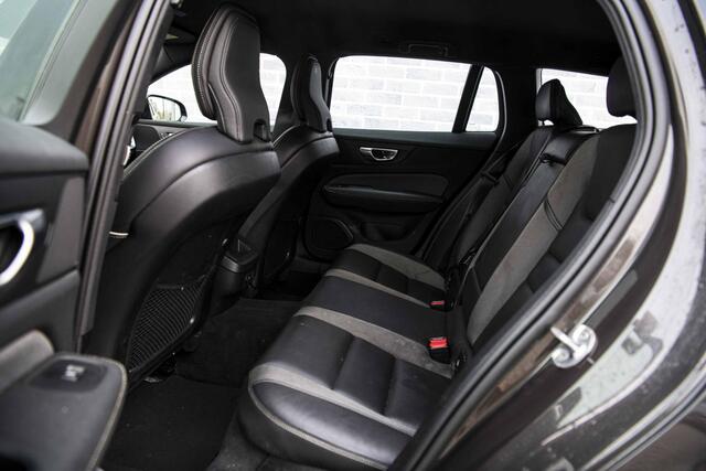 Volvo V60 2.0 B4 Plus Dark | Panorama dak | 19" | Adaptieve cruise control | Elektrisch verstelbare voorstoelen | Stoel/stuur verwarming | Blis |